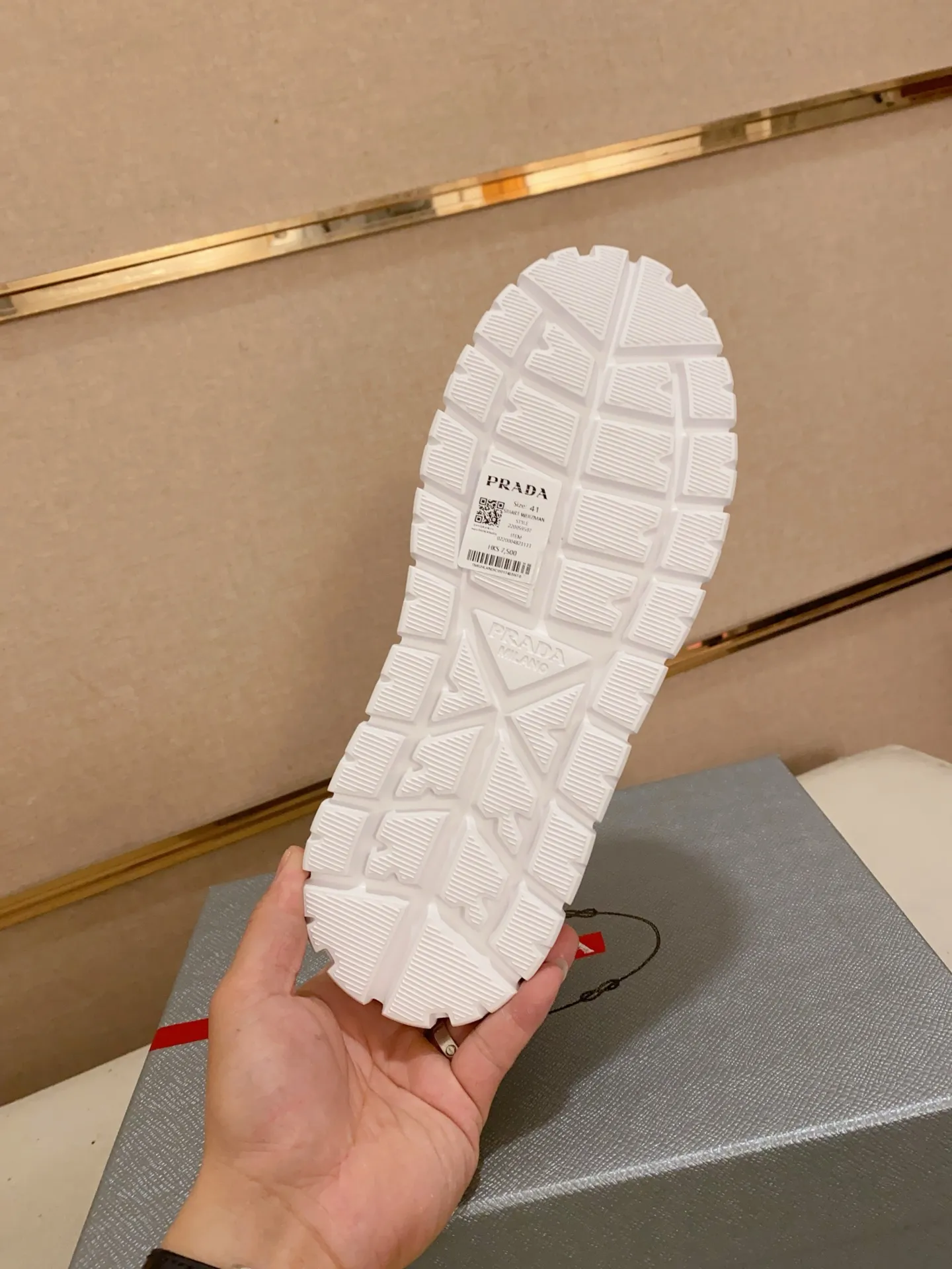 Men's shoes 💰 580💰 ✔️✔️✔️Higher version High-quality new PRADA (Prada) counters are launched simultaneously. The new men's shoes and 😘 fabrics are made of high-tech glue-spraying technology. Lining: Full cowhide lining. 👍🏿 High-end ☄️ Air-cushion molded anti-slip foam outsole, exquisite lines, simple and elegant, comfortable and high-end for leisure travel. Code number: 38 to 44 (45 can be customized and cannot be returned or exchanged)